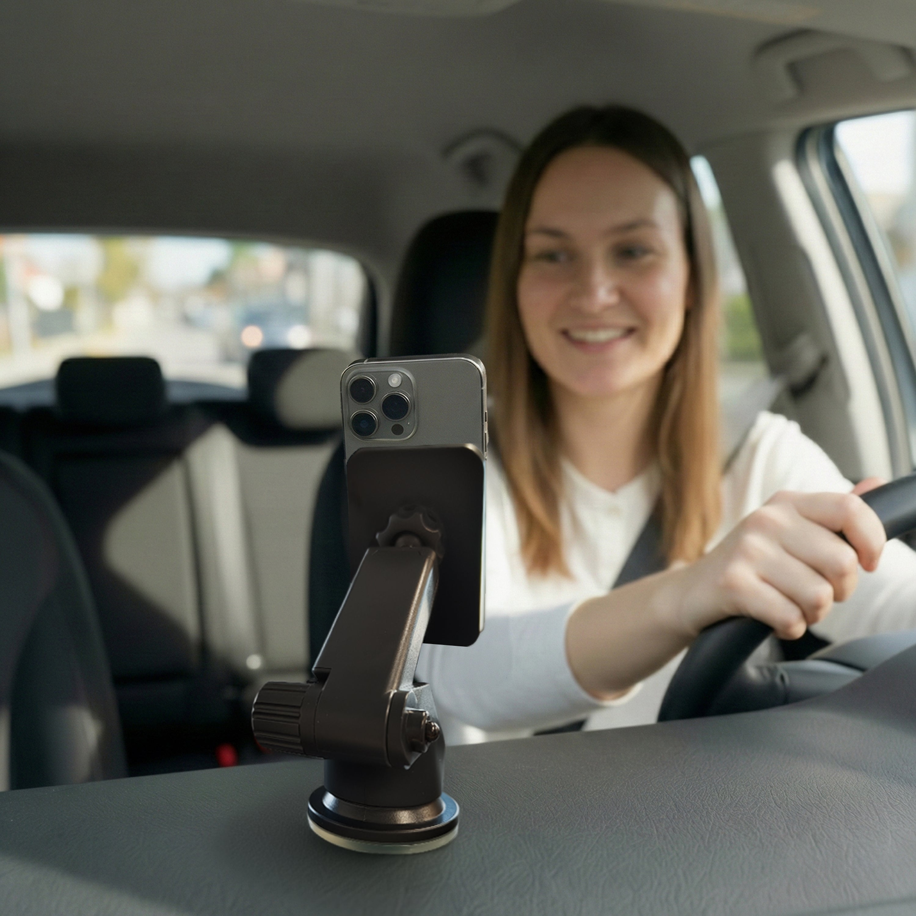 Bestuurder gebruikt magsafe autohouder voor veilig rijden