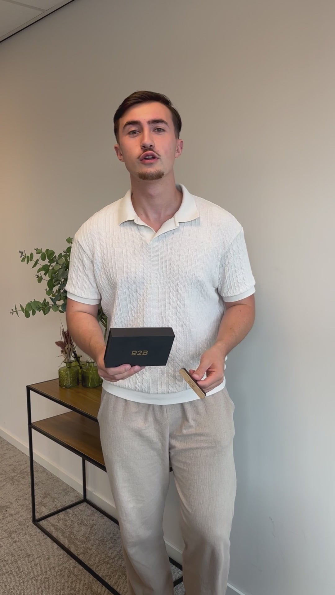 Video van de R2B autoparfum. op deze video zie je dat een man de autopafum presenteert en de USP's van de producten benoemd. Ook zie je dat hij de autoparfum in de auto plaatst en geniet van een verfrissende geur in de auto.