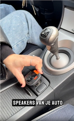 Video waarin de R2B Bluetooth Transmitter wordt aangesloten en gebruikt om draadloos muziek af te spelen via de radio. Luister direct naar je favoriete muziek via je telefoon en blijf tegelijkertijd opgeladen.