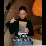 Op deze video zie je de R2B hardloopvesten met verlichting. De running vesten worden door een vrouwelijke persoon toegelicht. Hierbij worden de UPS's getoond en zie je de vrouw in actie met het hardloopvesten, zowel tijdens het hardlopen als op de fiets. Ook zie je dat het loopvest beschikbaar is in 5 verschillende kleuren. 