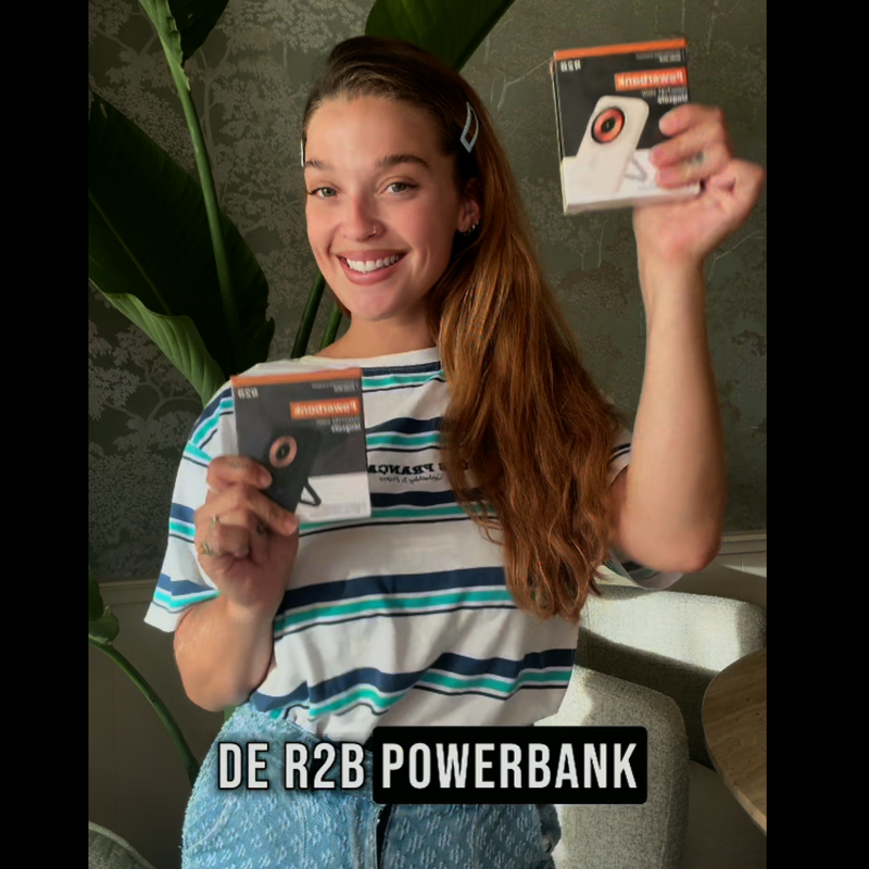 Video van een persoon die de R2B MagSafe Powerbank 10.000 mAh demonstreert in zwart en wit. Ze laat het magnetisch opladen van iPhones zien, inclusief Power Delivery via USB-C, het tegelijk opladen van meerdere apparaten en de duidelijke LED-display. Ook komt de verpakking in beeld en wordt benadrukt dat de powerbanks ideaal zijn voor onderweg, reizen en dagelijks gebruik.