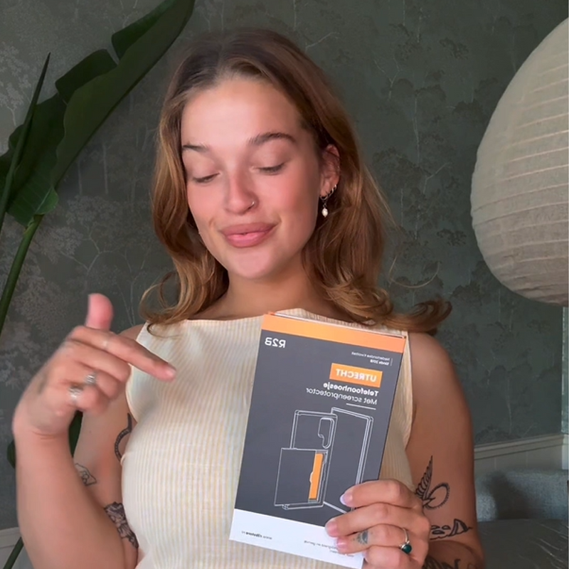 Video waarin vrouw telefoonhoesje model Utrecht laat zien en alle USP's van het product benoemd. 