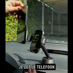Vrouw gebruikt de telefoonhouder auto model Zaandam in haar auto. Ze legt uit dat de telefoonhouder veiligheid geeft en de elektrische zuignap geen lijmresten achter laat voor optimaal gemak. 