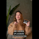 Vrouw test een krachtig R2B USB-C fietslicht tijdens het fietsen in het donker voor betere zichtbaarheid en veiligheid.