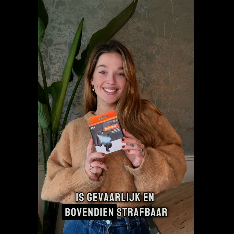 Vrouw installeert een R2B telefoonhouder fiets op haar stuur en gebruikt haar telefoon veilig voor navigatie tijdens het fietsen.