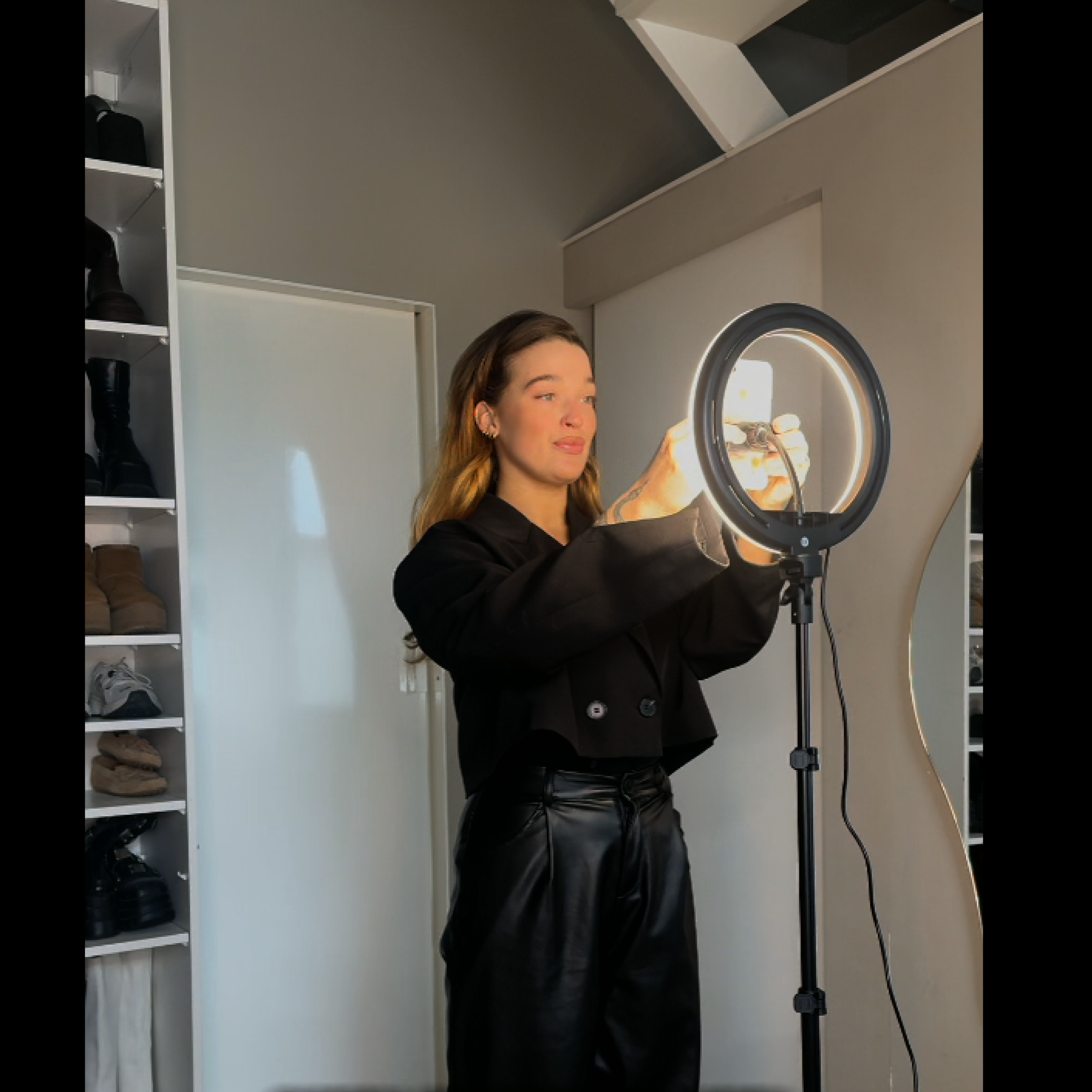 Video van een vrouw die de R2B ringlamp gebruikt en laat zien wat deze ringlight allemaal kan. Ze geeft aan dat het product top is, omdat je niet meer hoeft te klungelen met je telefoon tegen een muur zetten en zo de perfecte content kan maken. 