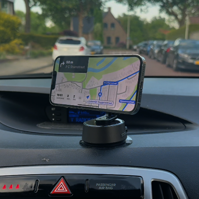 Video waarin vrouw telefoonhouder auto model Amstelveen gebruikt om haar telefoon veilig, handsfree in de auto te gebruiken. Ze laat zien dat de houder een elektrische zuignap heeft en geen plakresten achterlaat. Daarnaast kun je je telefoon er makkelijk magnetisch tegenaan plakken.