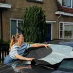 Video van vrouw die het zonnescherm gebruikt en aanraad om te gebruiken op warme dagen. Zo blijft de hitte uit je auto en kun je comfortabel beginnen aan je reis. 