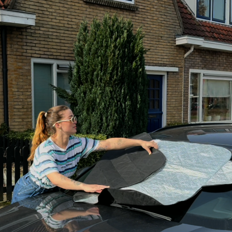Video van vrouw die het zonnescherm gebruikt en aanraad om te gebruiken op warme dagen. Zo blijft de hitte uit je auto en kun je comfortabel beginnen aan je reis. 
