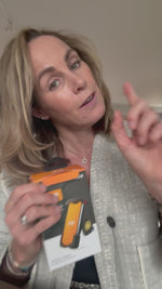 Video waarop je een vrouw ziet die de fietshouder model Delft presenteert. Ze benoemt de USP's en laat zien hoe je de telefoonhouder fiets op het stuur monteert. Vervolgens fietst ze weg en geniet ze van een veilige rit.