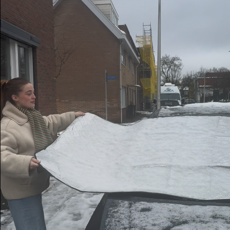 Video van een vrouw die de antivriesdeken van R2B gebruikt op het voorruit van de auto. Op deze manier kan ze in de ochtend snel en gemakkelijk wegrijden, zonder krabben. 