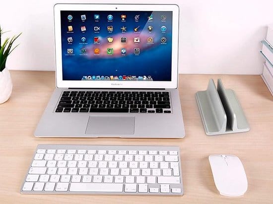 R2B Verstelbare verticale tablet en laptophouder - Model Oss - Zilver - R2B Store