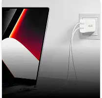 Witte usb-c-wandoplader met een strakke, minimalistische vormgeving, aangesloten op een stopcontact.