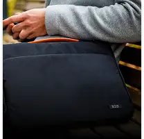 Donkerblauwe laptophoes met contrasterende oranje rits-trekker en subtiel merklogo in de rechteronderhoek