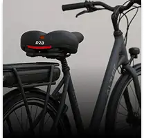 Zwarte fietszadel met rode accent en ‘r2b’-branding