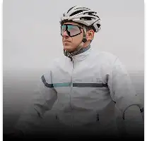 Witte fietscas met zwarte en grijze accenten, met een strakke aerodynamische vormgeving.