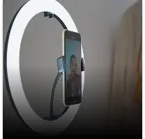 Een strak, rond ringlicht met een modern ontwerp houdt een smartphone in het midden.