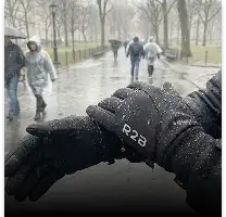 Zwarte waterdichte handschoenen met een digitaal display waarop 'r2b' op de band staat.