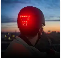 Rood met led-verlichting helm met een digitaal display dat het nummer “28” op de achterkant toont.