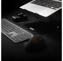 Zilveren laptopstandaard met een strak, minimalistisch ontwerp.
