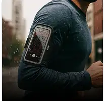 Een strakke zwarte smartphonearmband met een transparante beschermhoes en zilverkleurige afwerking.