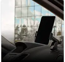 Zwarte smartphone gemonteerd in een houder op het dashboard van een auto.
