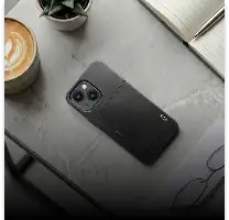 Zwarte matgekleurde telefoonhoes met uitsparing voor dubbele camera en subtiel merksymbool.