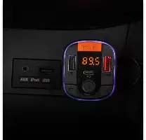 Blauw verlichte autoradio-adapter met oranje digitaal display met ‘8:35’ en gelabelde poorten voor aux, ipod en usb.