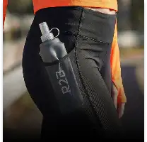 Zwarte r2r hydratatie-fles met een grijze dop en een gestructureerde grip, ontworpen voor atletisch gebruik.