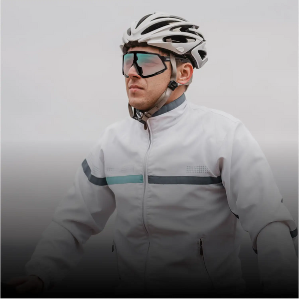 Witte fietshelm met zwarte accenten en aerodynamisch ontwerp