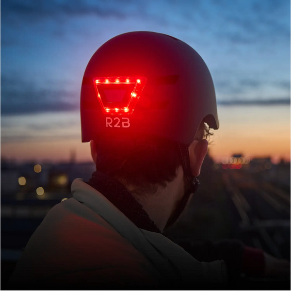 Rode LED-verlichte r2b-helm met strakke matte afwerking.