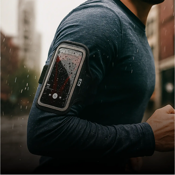 Zwarte waterdichte armband met een smartphone, met zichtbare bedieningsknoppen en het modelnummer r2a aan de zijkant.