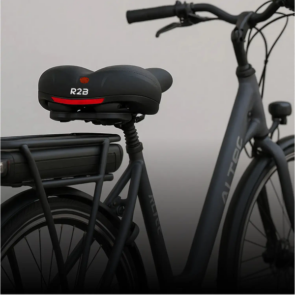 Zwarte r2b-fietszadel met rode reflecterende strip en oranje indicatielamp