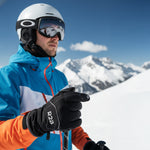Ski handschoenen van R2B gedragen tijdens wintersport met uitzicht op de bergen.