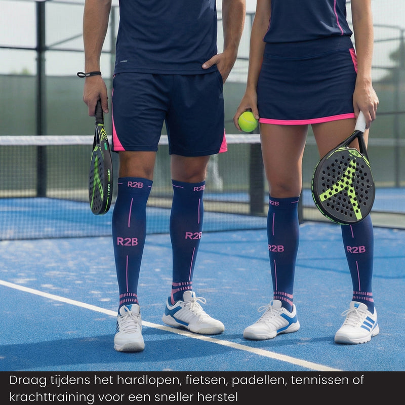 Twee padelspelers dragen R2B sportsokken blauw op de baan.
