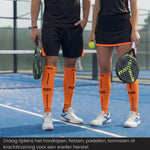 Twee padelspelers dragen R2B sportsokken oranje op de baan.