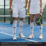Twee padelspelers dragen R2B sportsokken wit op de baan.
