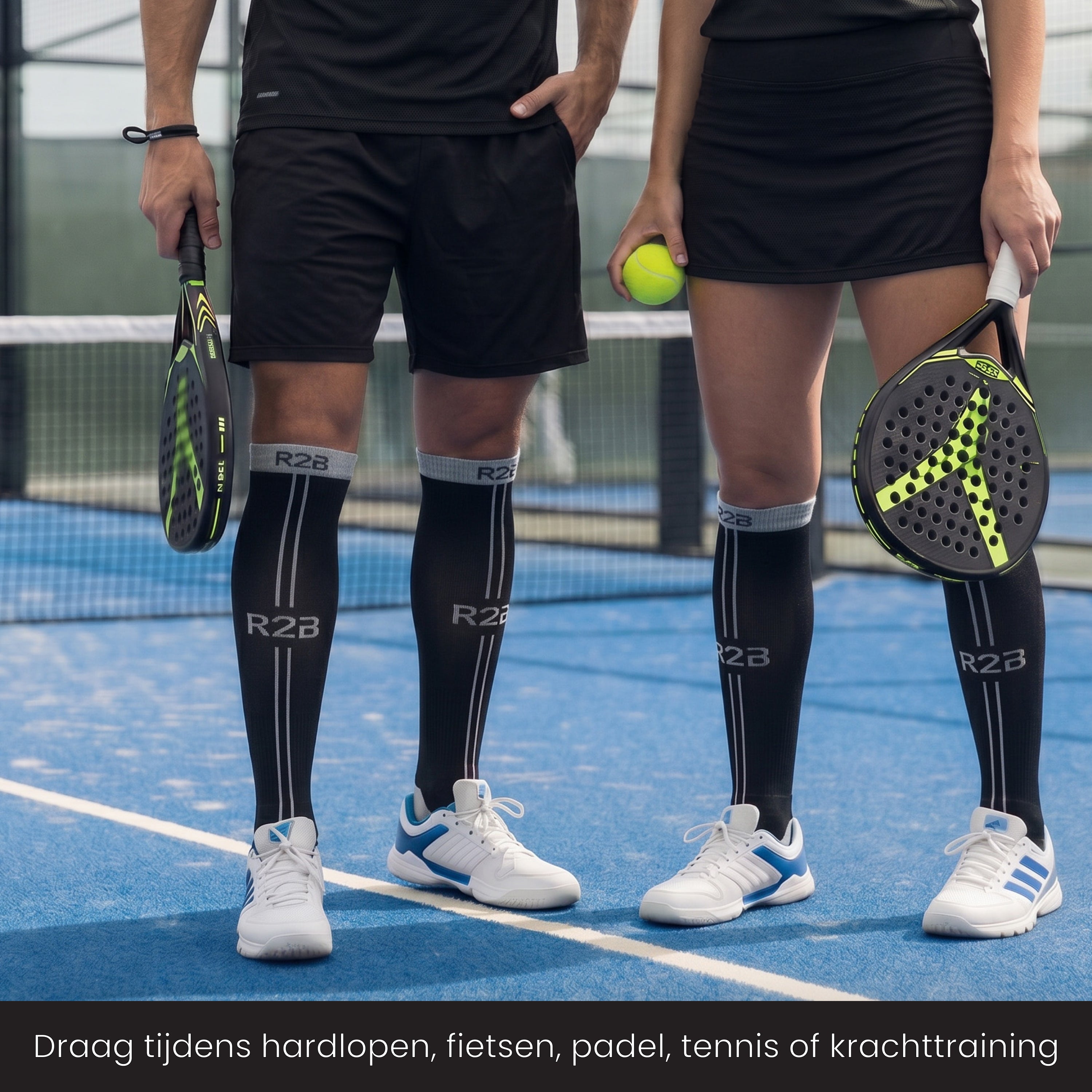 Twee padelspelers dragen R2B sportsokken op de baan.