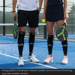 Twee padelspelers dragen R2B sportsokken op de baan.
