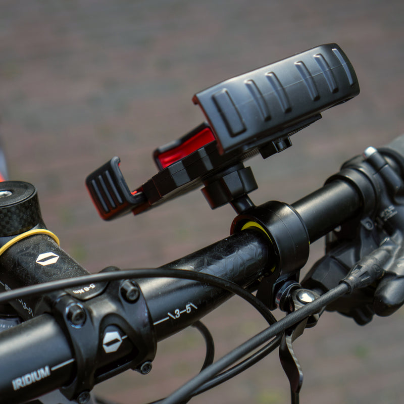 telefoonhouder fiets aan het stuur vast