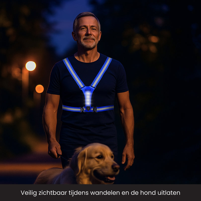 Man is een hond aan het uitlaten in het donker met een verlicht hardloopvest aan