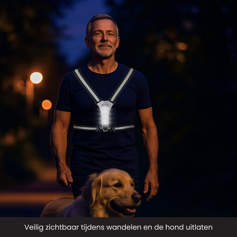 Man is een hond aan het uitlaten in het donker met een verlicht hardloopvest aan